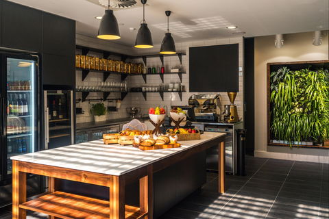 Mantra Richmont Hotel - Australian Destinations 1