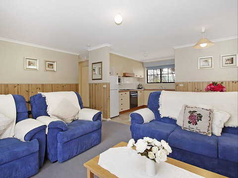Oak Cottage - Tudor Village - Australian Destinations 2