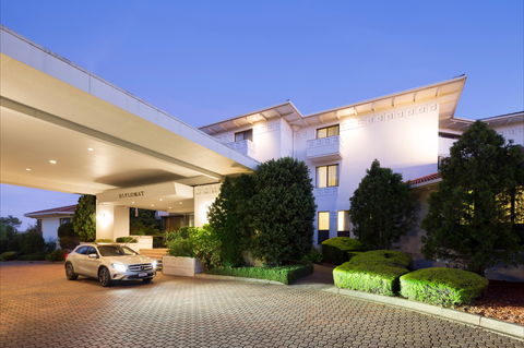 Ramada By Wyndham Diplomat Canberra - Australian Destinations 0