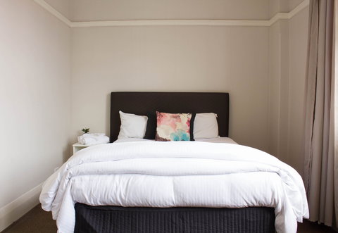 Annandale Hotel - Australian Destinations 1