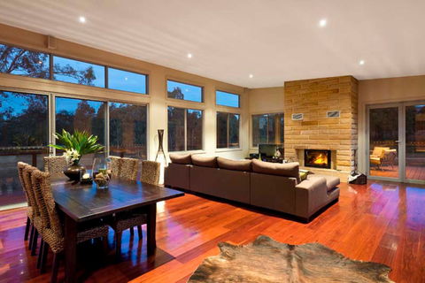 Blue  Cliff Retreat - Australian Destinations 1