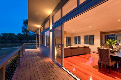 Blue  Cliff Retreat - Australian Destinations 2