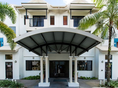 Cairns Queens Court - Australian Destinations 1