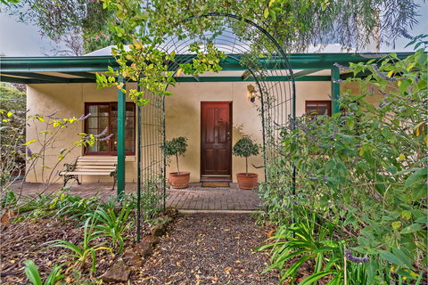 Country Pleasures Bed And Breakfast - Australian Destinations 1