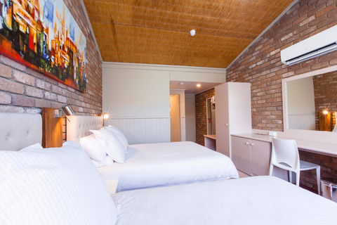 Farnham Court Motel - Australian Destinations 2