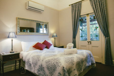 Glenella Guesthouse - Australian Destinations 0