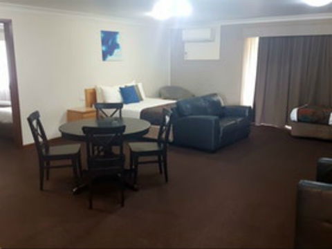 Hilltops Retreat Motor Inn - Australian Destinations 0