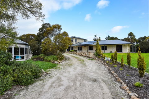 McKinnon's Holiday Home - Australian Destinations 0