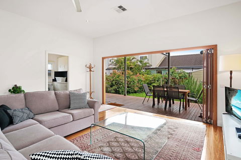 Newcastle Executive Homes - Cooks Hill Cottage - Australian Destinations 0