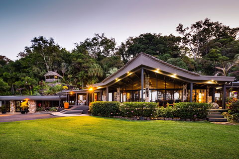 Trinity Beach Palace - Australian Destinations 1
