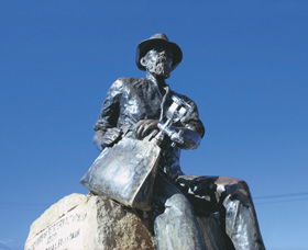 Paddy Hannans Statue - Australian Destinations 0