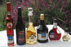 Hartzview Vineyard Heritage Pickers Hut Village - Australian Destinations 0