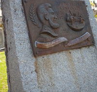 Thunderbolt's Statue and Constable Walker Memorial - Australian Destinations