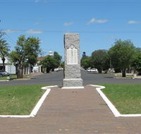 War Memorial and Heroes Avenue Roma - Australian Destinations