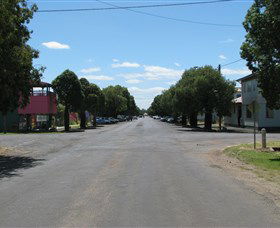 War Memorial And Heroes Avenue, Roma - Australian Destinations 3