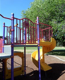 Fadden Pines Playground - Australian Destinations 2