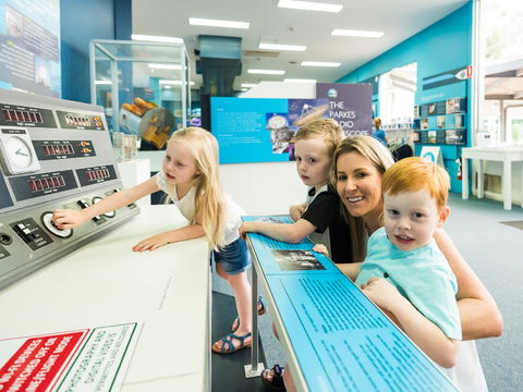 CSIRO Parkes Radio Telescope Visitor Centre - Australian Destinations 1