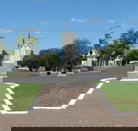 War Memorial and Heroes Avenue Roma - Australian Destinations