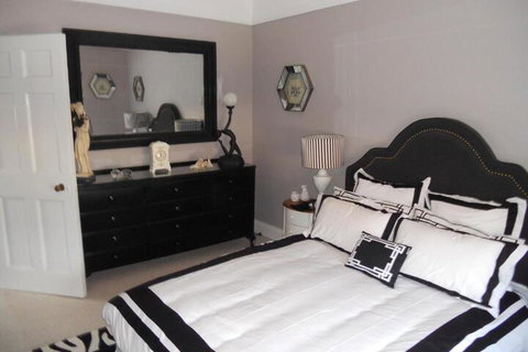 Montrose House - Australian Destinations 3