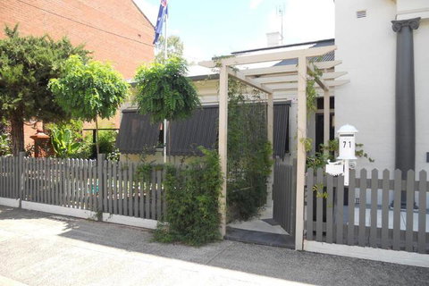 Montrose House - Australian Destinations 5