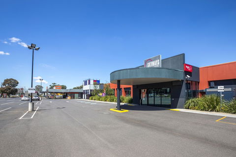 Nightcap At Skyways Hotel - Australian Destinations 1