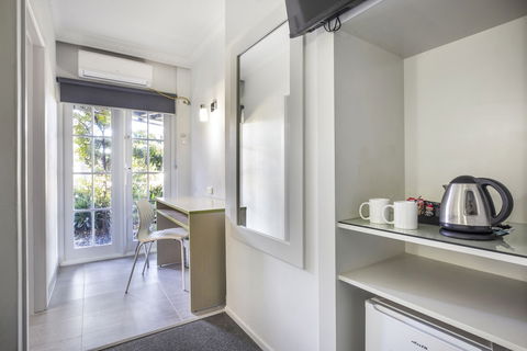 Nightcap At Skyways Hotel - Australian Destinations 4