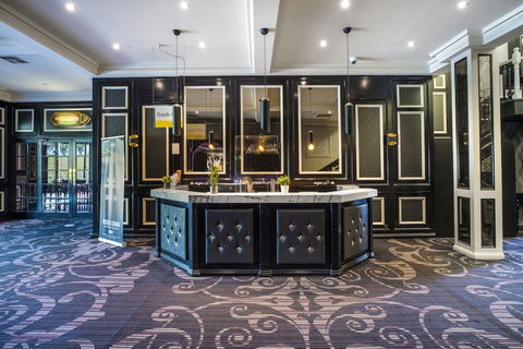 Nightcap At Skyways Hotel - Australian Destinations 3