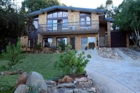 Alpine Apartment Great Location With Views Of Lake Jindabyne - Australian Destinations 0