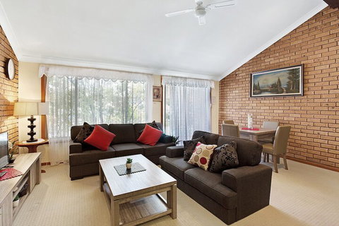 Macadamia Court, 2/8 Government Road - Australian Destinations 2