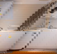 Lovely 5BR house walk to train and shops - Australian Destinations