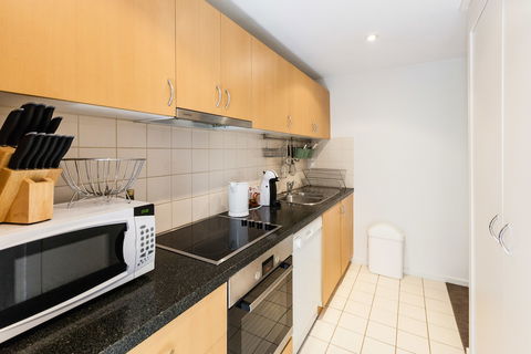NAOMI, 2BDR South Melbourne Apartment - Australian Destinations 4