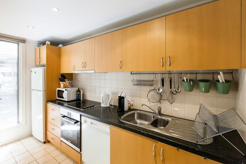 NAOMI, 2BDR South Melbourne Apartment - Australian Destinations 3