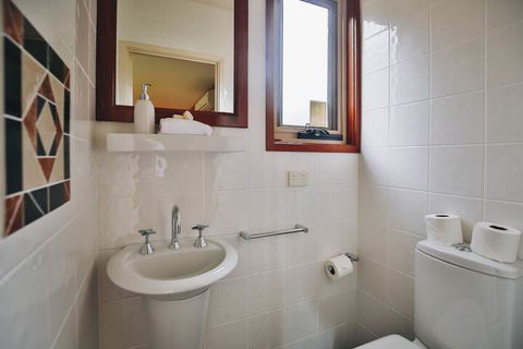 Edzell - Stunning Waterfront Home - Australian Destinations 3