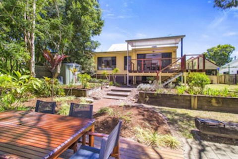 CABARITA BEACH BLISS HOLIDAY HOME On The LAKE - Australian Destinations 0