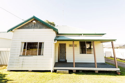 Coal D' Vine Cottage - Cessnock NSW - Australian Destinations 0