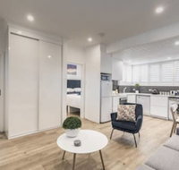 Quiet Spacious Apt with AIR CONDITIONING  Netflix - Australian Destinations