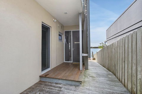 A Window On The Bay - Australian Destinations 1