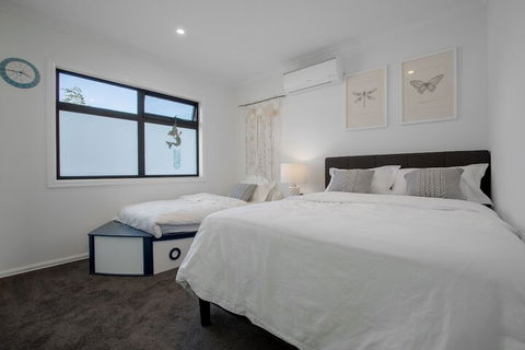 AUJOY 4 Bed Townhouse Burwood 2 - Australian Destinations 4