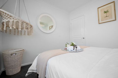 AUJOY 4 Bed Townhouse Burwood 2 - Australian Destinations 5