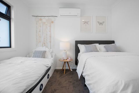 AUJOY 4 Bed Townhouse Burwood 2 - Australian Destinations 6