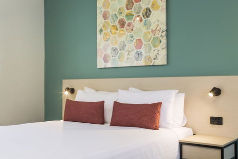 Nightcap At Balaclava Hotel - Australian Destinations 3