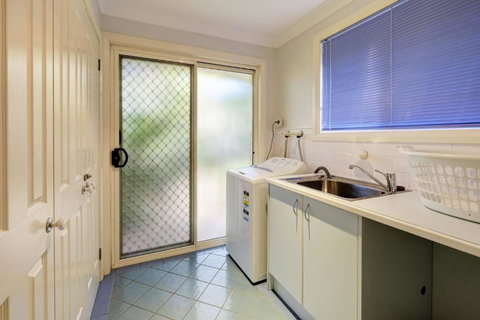 FRANGIPANI BEACH HOUSE PET FRIENDLY 22 Belbourie Cres Boomerang Beach - Australian Destinations 2