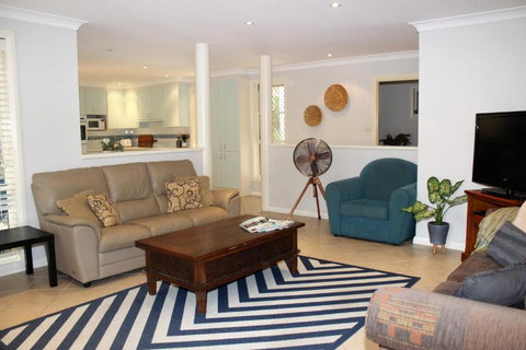 FRANGIPANI BEACH HOUSE PET FRIENDLY 22 Belbourie Cres Boomerang Beach - Australian Destinations 6