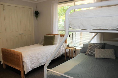 FRANGIPANI BEACH HOUSE PET FRIENDLY 22 Belbourie Cres Boomerang Beach - Australian Destinations 1