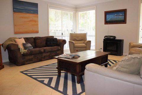 FRANGIPANI BEACH HOUSE PET FRIENDLY 22 Belbourie Cres Boomerang Beach - Australian Destinations 4