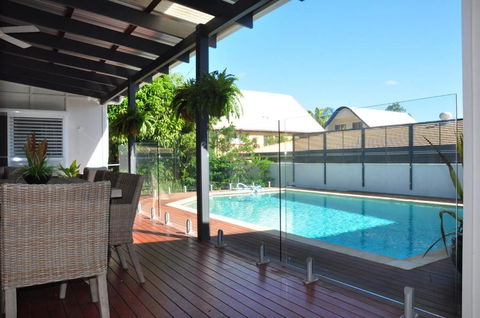 10 Double Island Drive Modern Family Home Centrally Located Swimming Pool & Outdoor Area - Australian Destinations 1