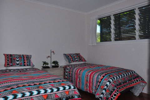 10 Double Island Drive Modern Family Home Centrally Located Swimming Pool & Outdoor Area - Australian Destinations 6