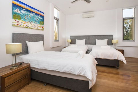 Cinque - Australian Destinations 6