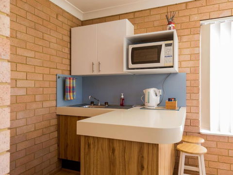 NARRAWALLEE RETREAT - Australian Destinations 4