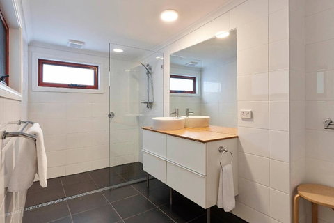 DOLPHIN LOOKOUT COTTAGE Amazing Views Of The Bay Of Fires - Australian Destinations 1